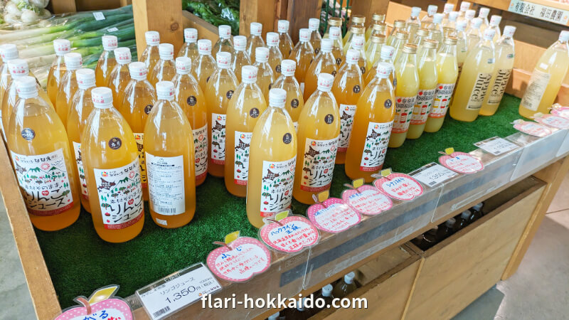 北海道 道南 七飯町の道の駅なないろ・ななえには美味しそうなりんごジュースが並ぶ